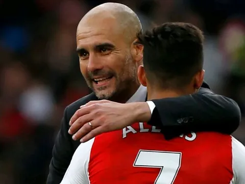 Pep Guardiola chúc mừng Sanchez đến Man Utd