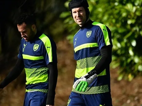 Cech đeo găng tay 'người máy' trong buổi tập