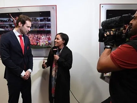 Petr Cech bảnh bao trả lời phỏng vấn trước thời khắc lịch sử