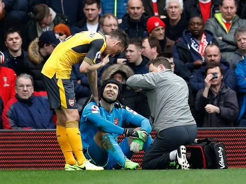 Petr Cech có thể ngồi ngoài đến hết tháng Tư