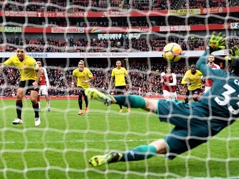 Petr Cech lần đầu làm được điều này sau 7 năm