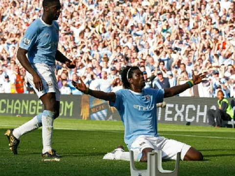 Pha ăn mừng khiến Adebayor trở thành cái gai trong mắt CĐV Arsenal