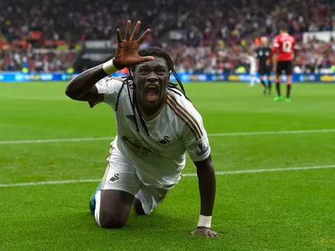 Pha ăn mừng theo phong cách kinh dị của Bafetimbi Gomis