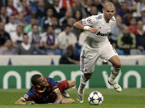 Pha chặt chém ghê rợn của Pepe vs Dani Alves