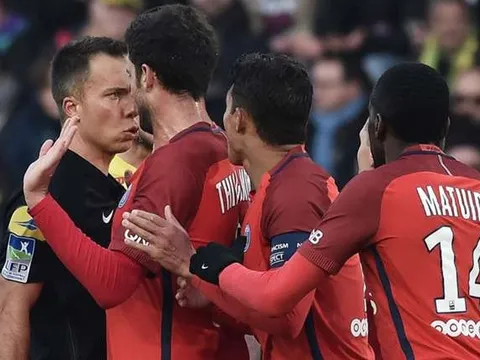 Pha chuyền bóng khó đỡ dẫn đến thẻ vàng của Marco Verratti