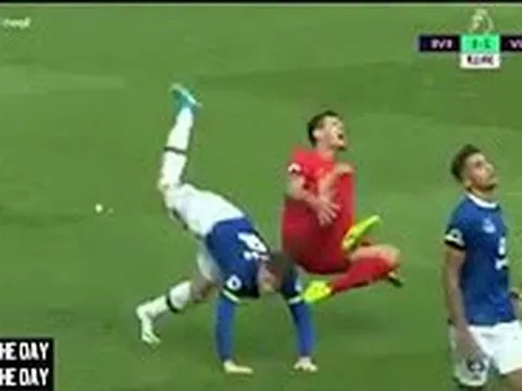 Pha đạp chân ghê rợn trong trận Derby vùng Merseyside