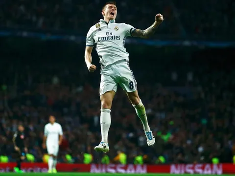 Pha đặt lòng tinh tế của Toni Kroos vào lưới Napoli