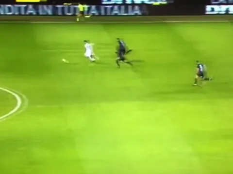 Pha kiến tạo từ cuối sân của thủ thành Roma trong trận đấu với Inter