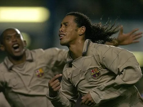 Pha lập công kinh điển của Ronaldinho vào lưới Chelsea