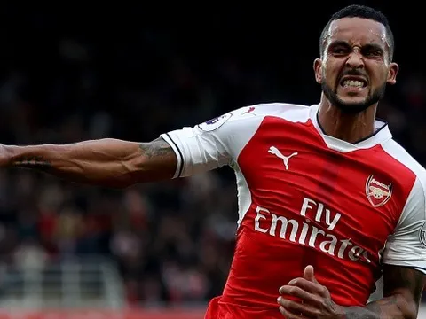 'Phá' lưới Bayern, Theo Walcott vượt qua thành tích của Ronaldo và Zidane