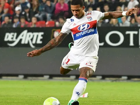 Pha nã đại bác làm tung lưới PSG của Memphis Depay