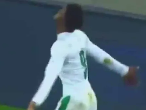 Pha solo ghi bàn đẳng cấp của Wilfried Zaha