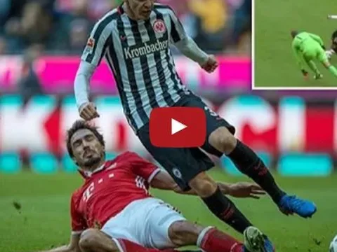 Pha tắc bóng đỉnh cao gúp Mats Hummels được đưa 'lên mây' vs Frankfurt