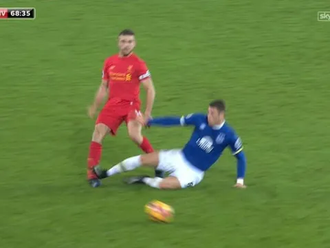 Pha tắc bóng rợn người của Ross Barkley trước Jordan Henderson