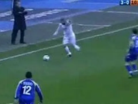 Pha tạt bóng kinh điển từ giữa sân của Beckham cho Ronaldo