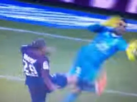 Pha va chạm nguy hiểm giữa Enorme và Mbappe