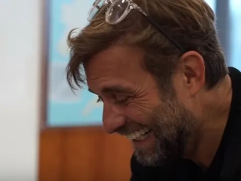 Phản ứng của Klopp khi nghe NHM hát về Salah