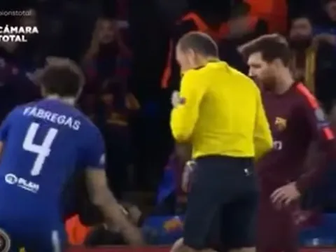 Phản ứng của Messi sau khi đòi trọng tài phạt thẻ bạn thân Fabregas