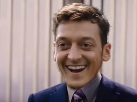 Phản ứng của toàn Premier League khi Ozil ở lại Arsenal