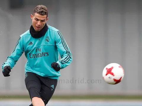 Phong độ chạm đáy, Ronaldo căn chỉnh lại thước ngắm