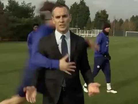Phóng viên bị David Luiz tấn công ngay trên sân