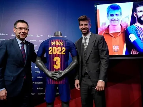 Pique rạng rỡ trong ngày công bố hợp đồng mới với Barcelona