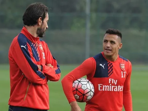 Pires chất vấn Sanchez về hợp đồng mới với Arsenal