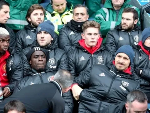 Pogba & Ibra dự bị, Man United lập kỷ lục khủng
