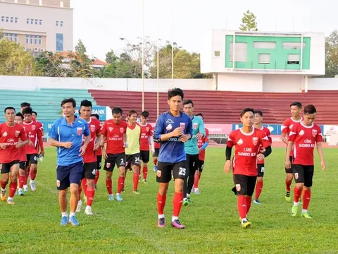 Long An 'nội chiến', Hoàng Lâm, Thái Sung bị CĐV bủa vây