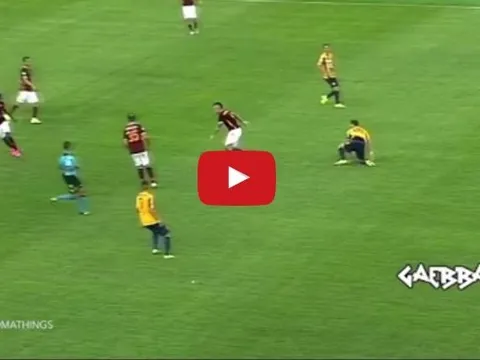 Radja Nainggolan tắc bóng y hệt cầu thủ ở truyện tranh Nhật Bản