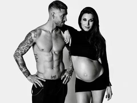 Ramos cởi đồ chụp ảnh với tình già