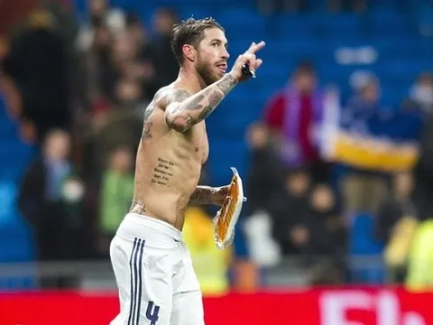 Ramos đổi áo với CĐV để lấy túi thịt lợn