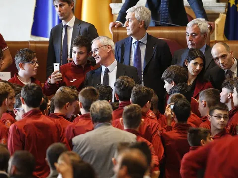 Ranieri được vinh danh như người hùng tại Rome