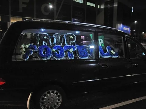 CĐV Leicester lái xe tang diễu hành quanh sân