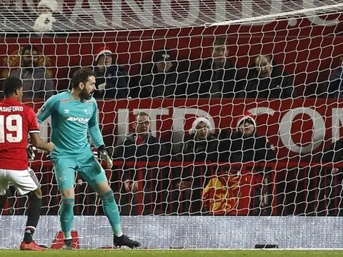 Rashford thất thần, nhìn bóng hai lần đập cột dọc