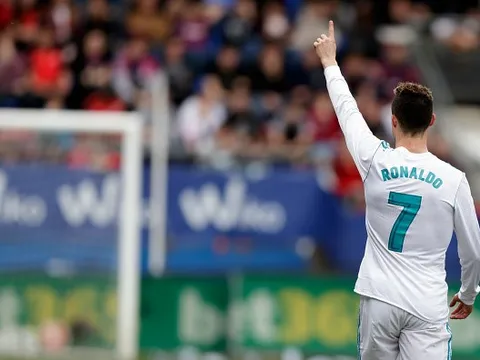 Ronaldo tuyệt vời không lấp được hố đen của Real Madrid