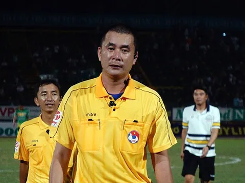 Trọng tài Thư bị khán giả Cần Thơ la ó, ném chai nước