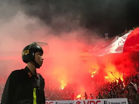 CĐV Hải Phòng tố fan đội khác trà trộn đốt pháo sáng