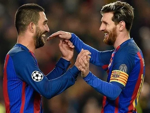 Rối bời tìm tiền vệ, Arsenal quay lại với sao Barca