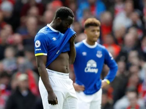Romelu Lukaku bị hàng thủ Liverpool vây chặt