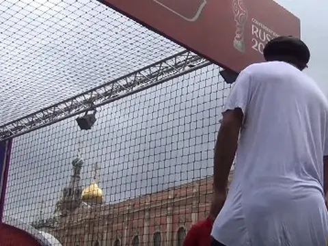 Ronaldinho mệt mỏi khi thủ môn là người máy