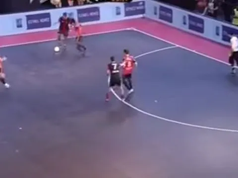 Ronaldinho 'quậy nát' sân Fustal ở tuổi 37