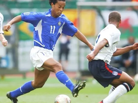 Ronaldinho từng biến Ashley Cole thành gã hề như thế nào?