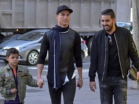 Ronaldo đưa con trai đi mua sắm ở khu phố quý tộc