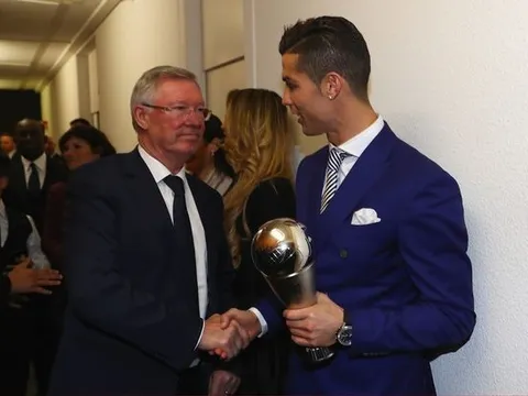 Sir Alex tay bắt mặt mừng với Ronaldo ngày nhận giải thưởng lớn