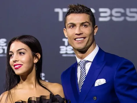 Bồ Ronaldo tập chăm con sinh đôi của bạn trai