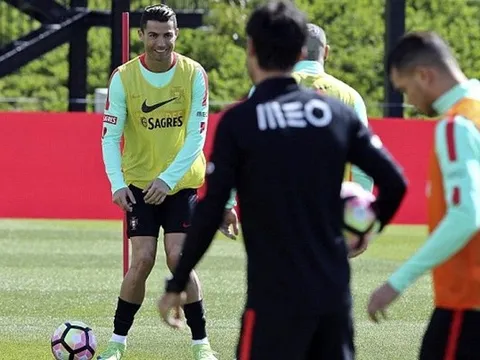 Ronaldo bẽn lẽn trêu đùa cùng đồng đội