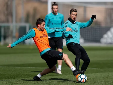 Ronaldo bị vây chặt trên sân tập Real Madrid