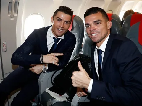 Ronaldo bảnh bao đến Italy đá lượt về vòng 1/8 Champions League
