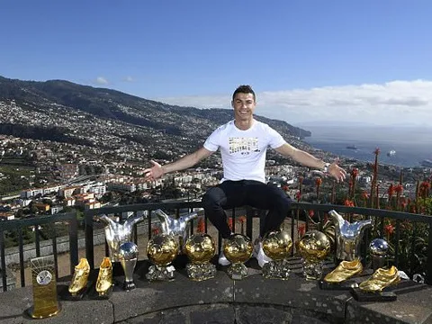 Ronaldo chào năm 2018 bằng bộ sưu tập danh hiệu đồ sộ